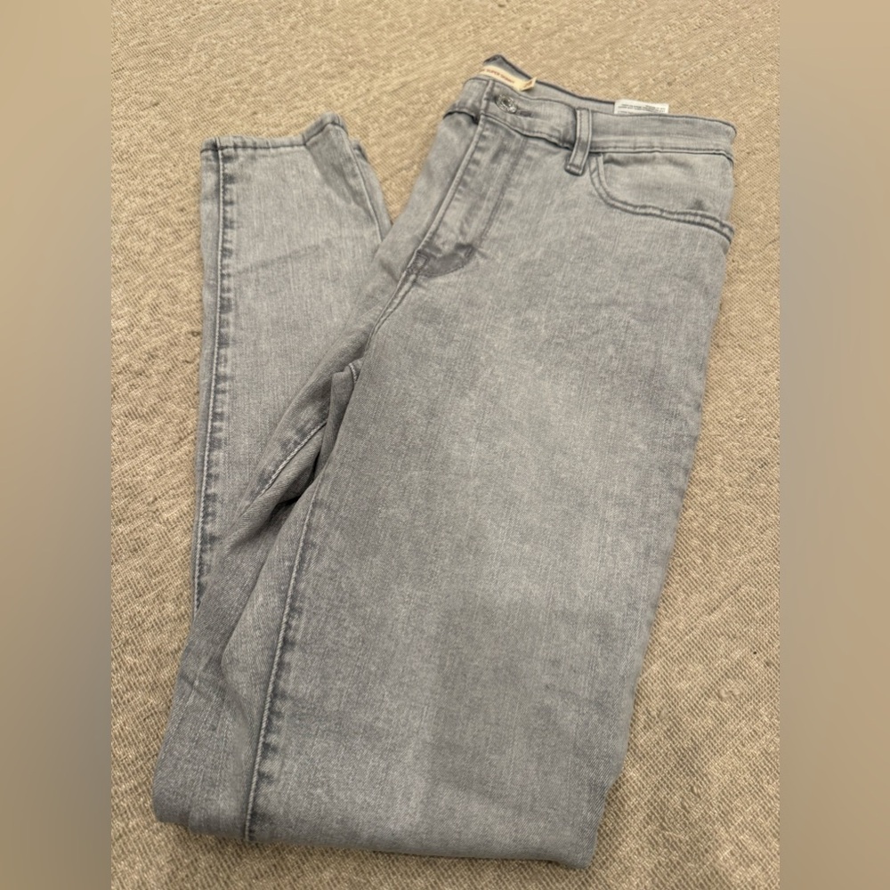 Gray wash Levi Strauss 720 High Rise Super Skinny Jeans size 28